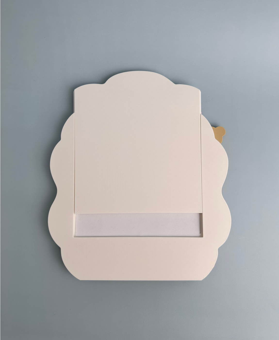 Porta retrato branco com bordas arredondadas e detalhes dourados