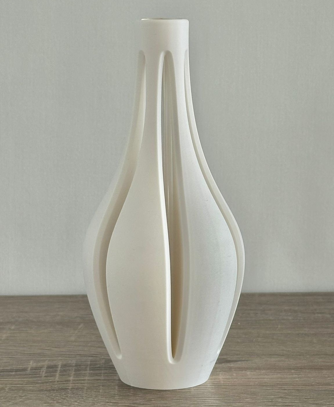 Vaso branco em cerâmica com design moderno de painéis curvos