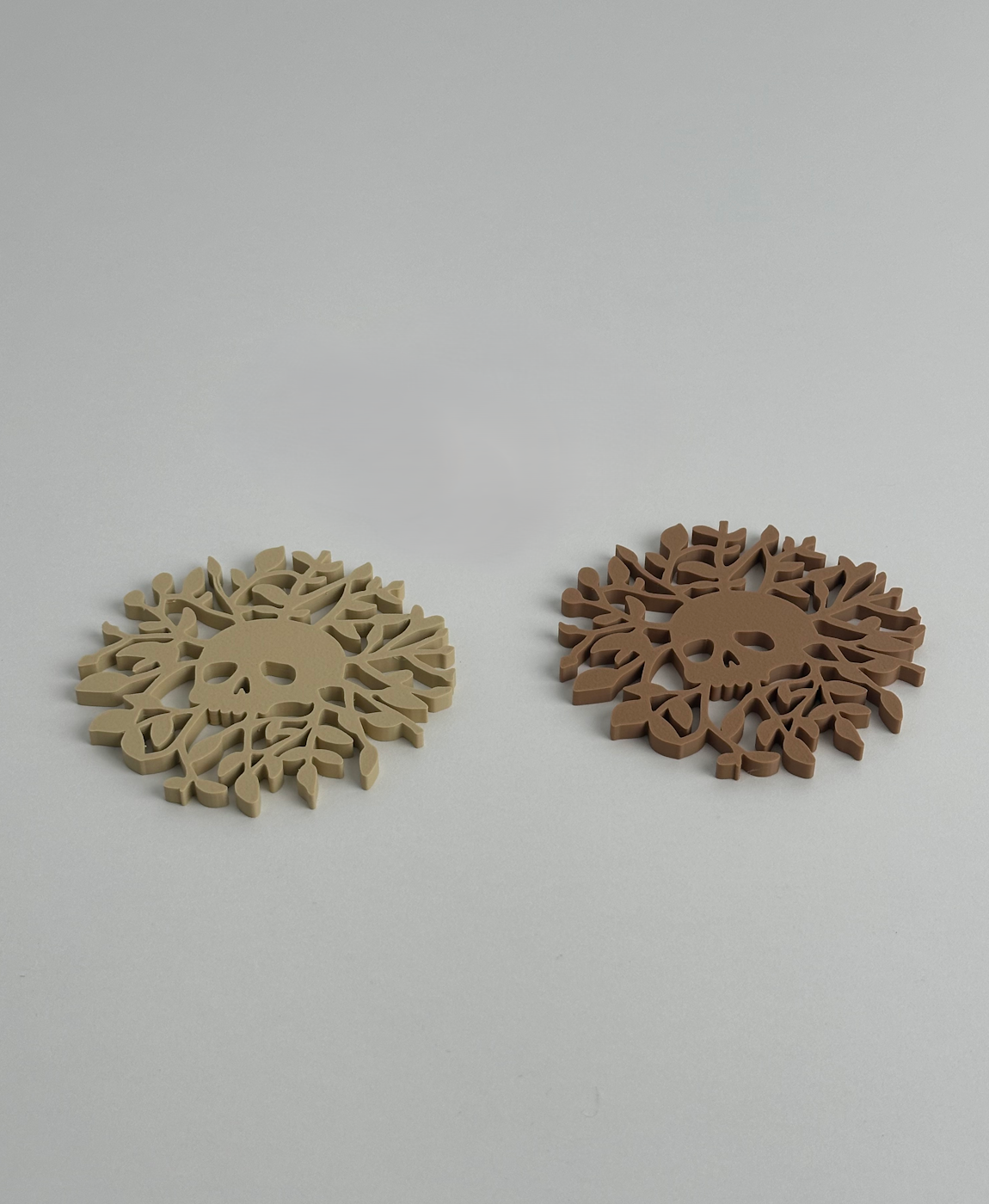 Suportes de copos em madeira com design de caveira e ramos, castanho claro e escuro