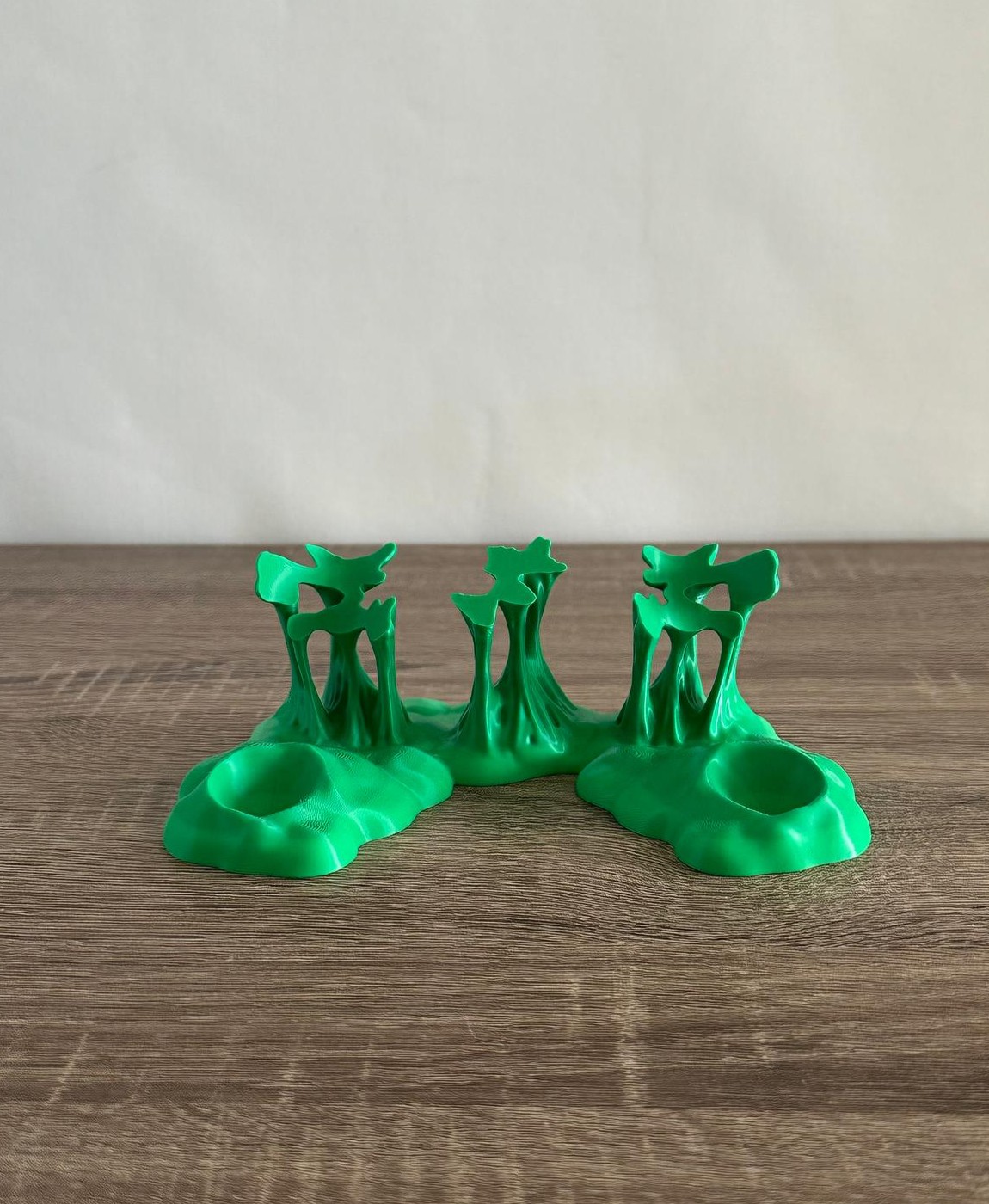 Suporte para velas verde em superfície de madeira clara