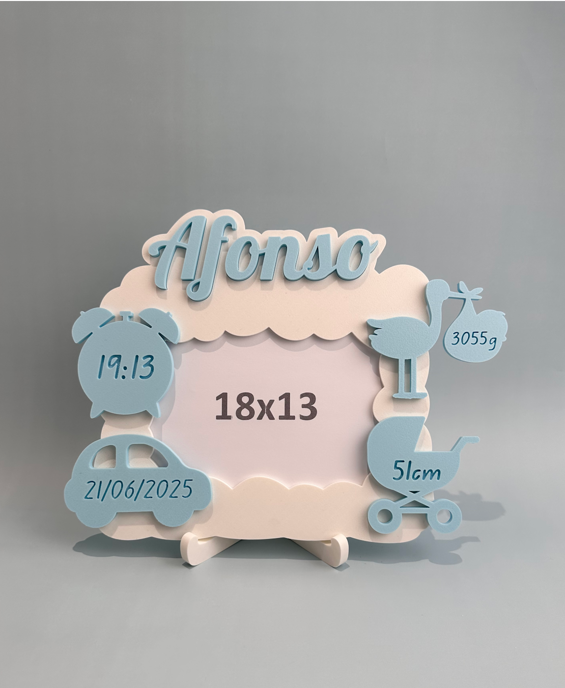 Moldura de bebé creme e azul claro com texto e números relacionados a nascimento