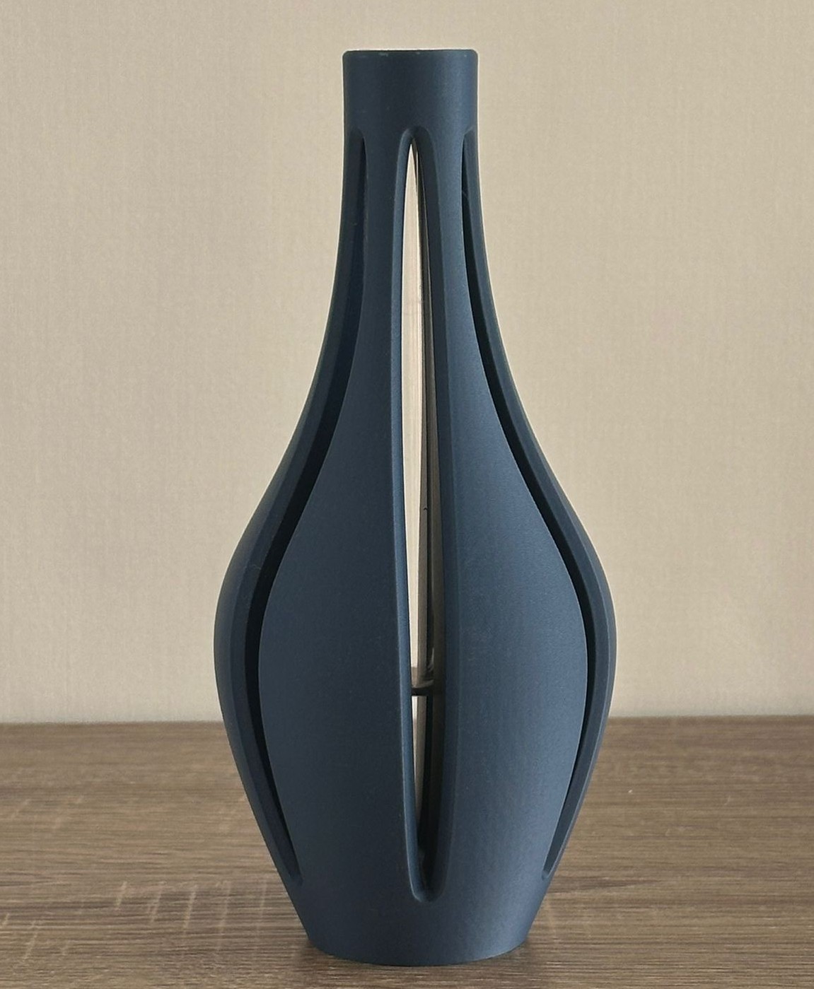 Vaso decorativo azul escuro com cortes verticais largos