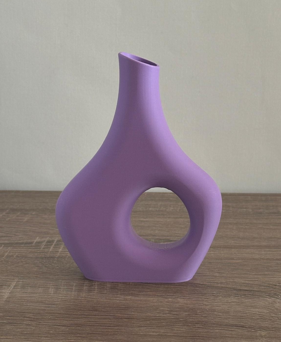 vaso decorativo roxo com design contemporâneo e orifício circular no centro