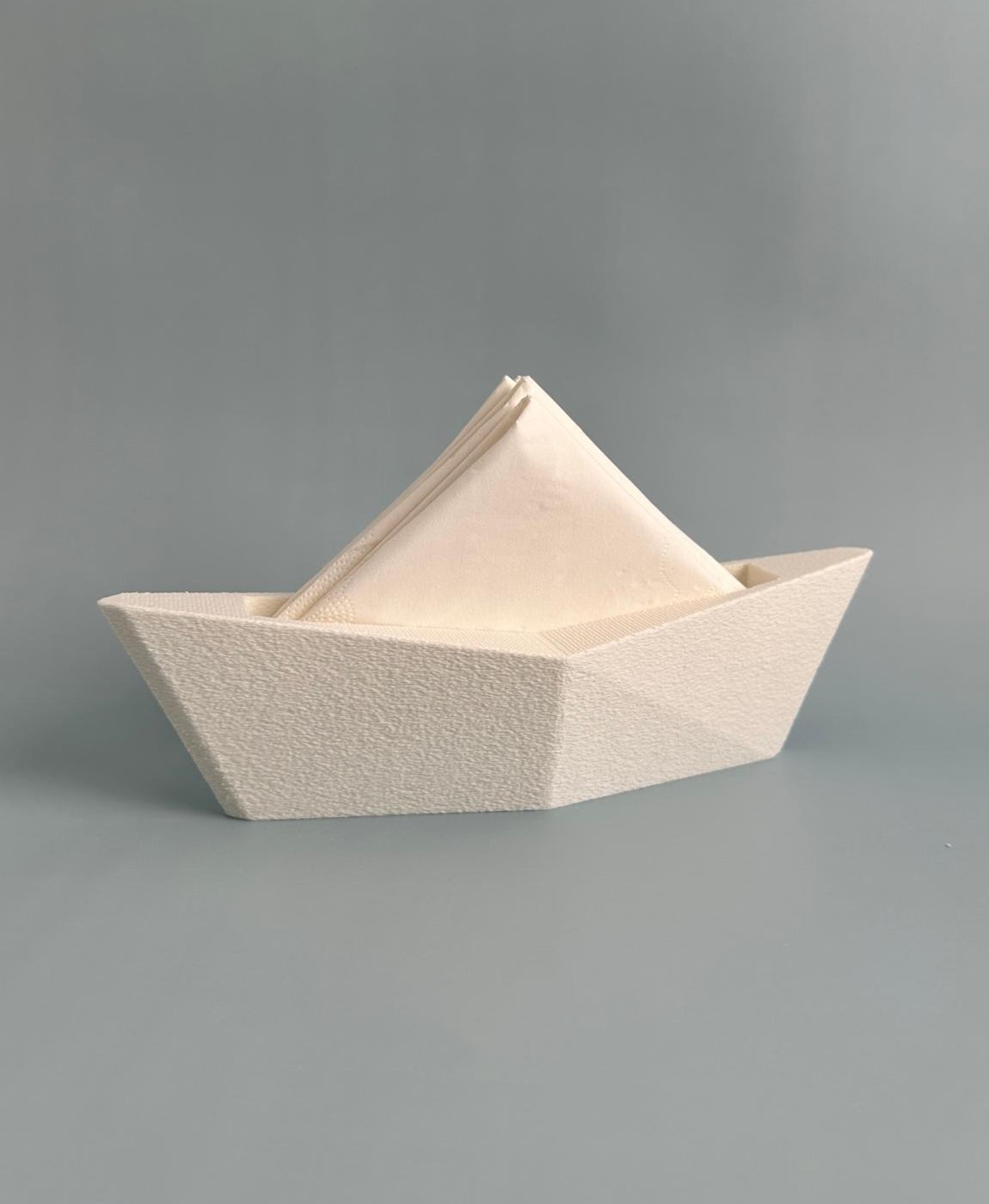 Guardanapos brancos em suporte creme com textura tipo barco