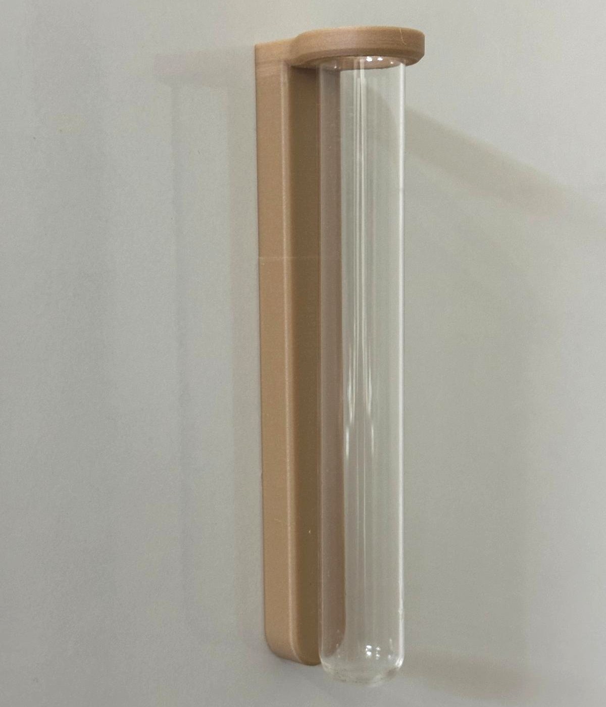 Suporte de parede bege com tubo de vidro transparente