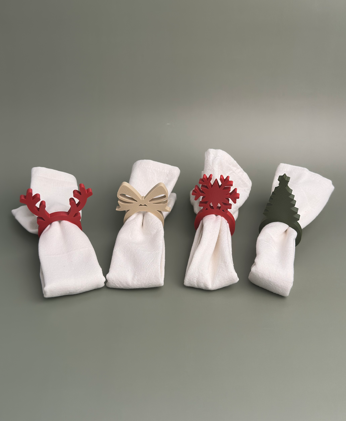 Argolas para guardanapos natalícias com guardanapos brancos