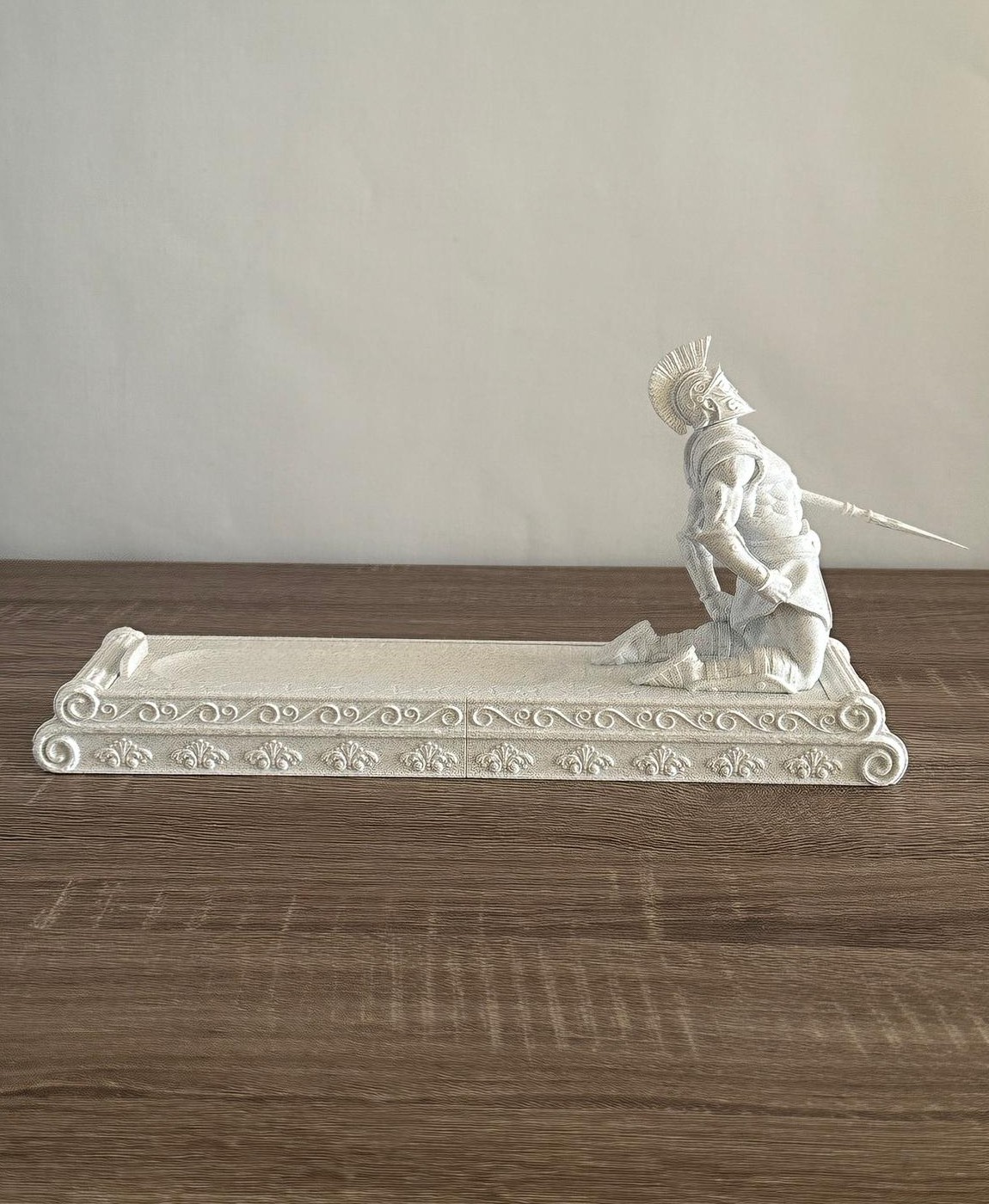 Estatueta decorativa de soldado romano branco em base ornamentada