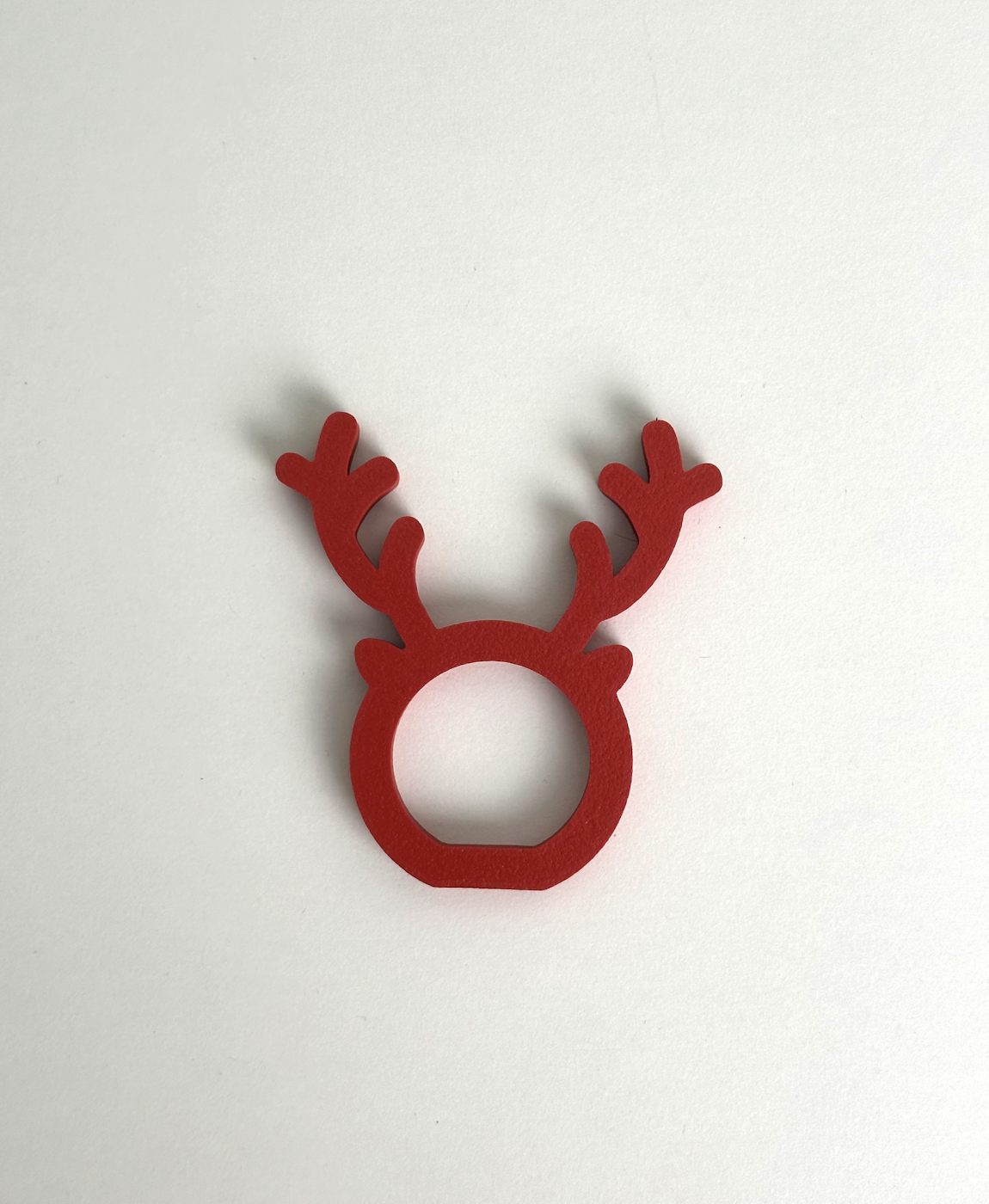 Anel vermelho com formato de rena e cornos