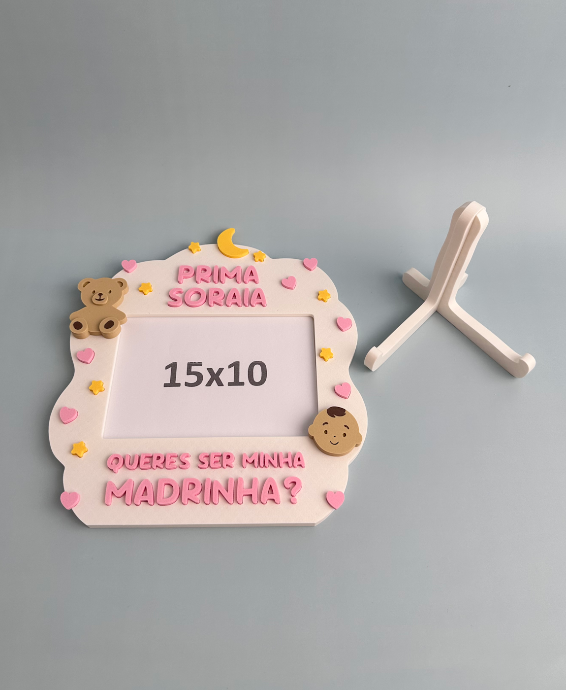 Moldura de fotografia decorada com texto em português e motivos infantis