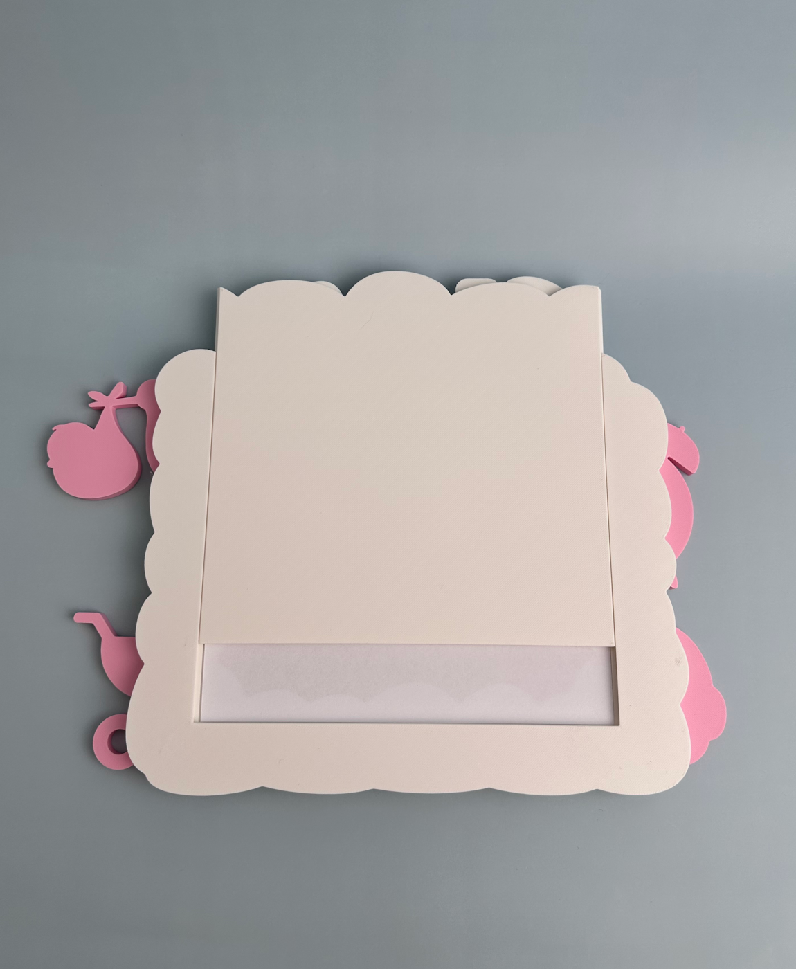 Moldura branca de papelão com detalhes rosa e bordas onduladas