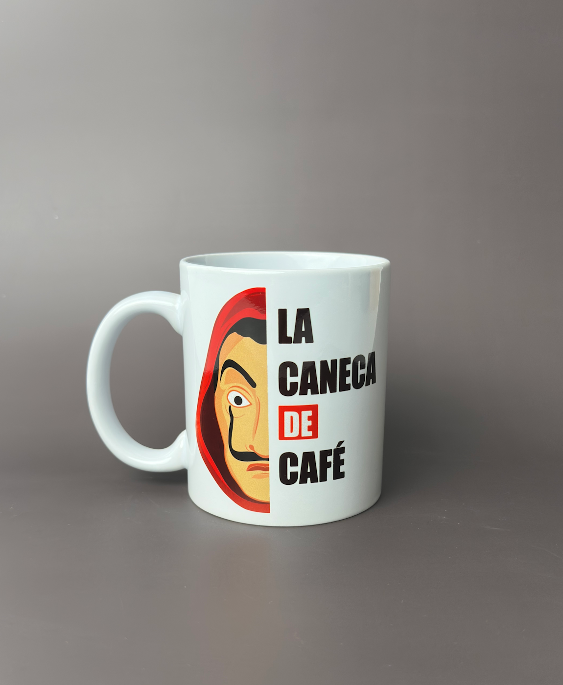 Caneca branca com desenho e texto 'LA CANECA DE CAFÉ'