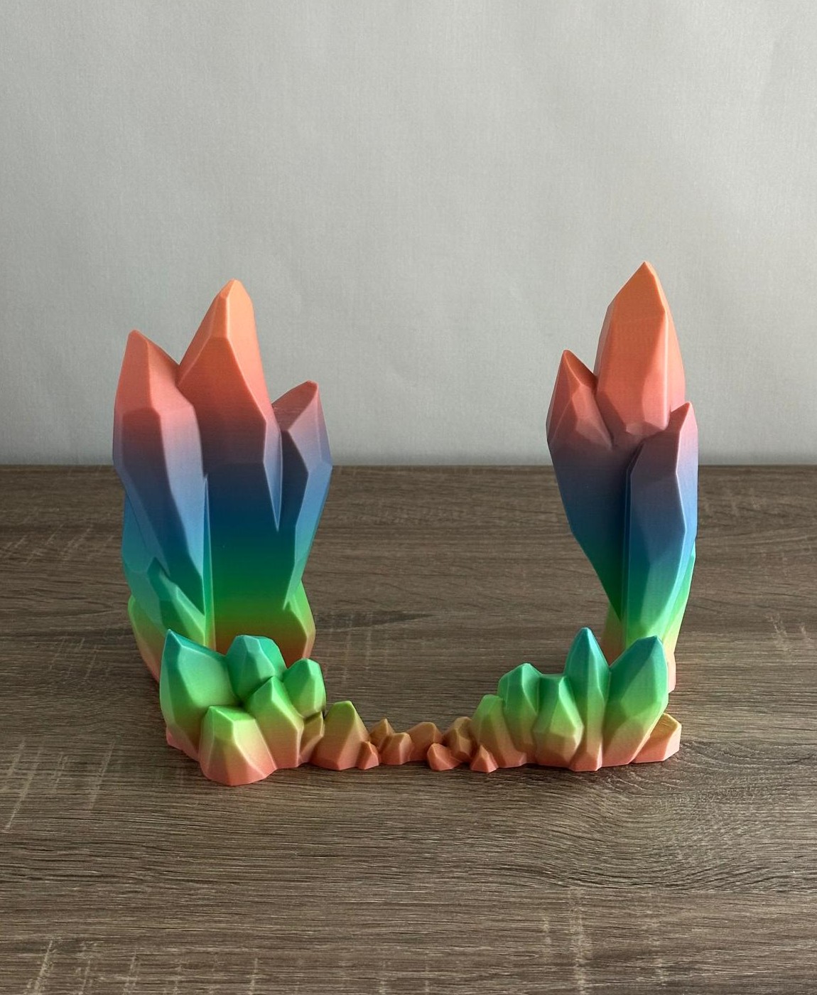 Escultura colorida em forma de cristais sobre mesa de madeira