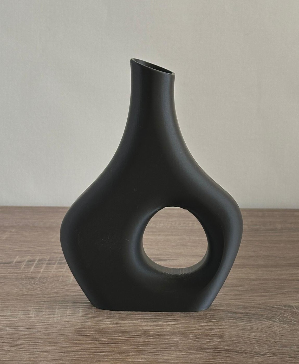 Jarro decorativo preto com buraco circular no centro