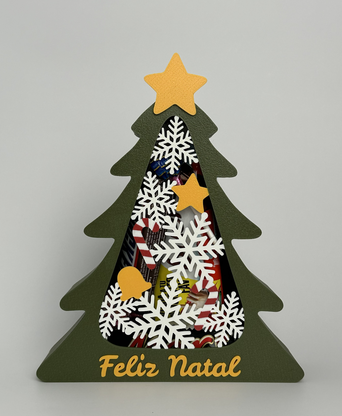 Caixa árvore de Natal verde com decoração branca e amarela e chocolates