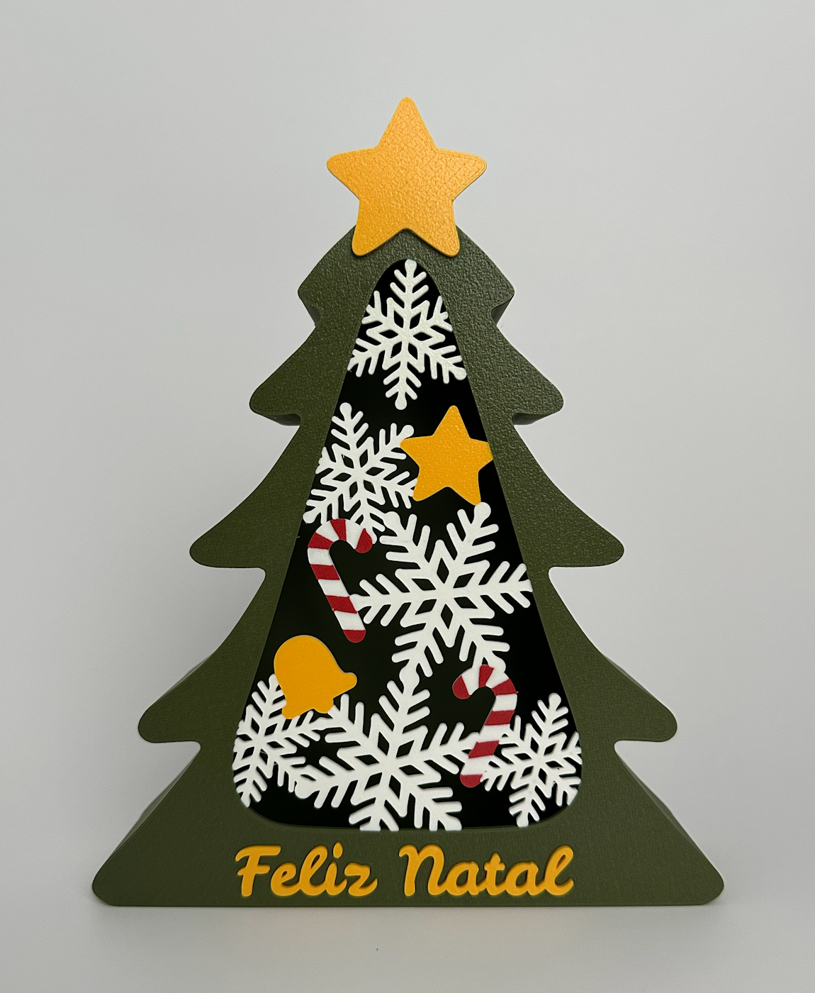 Decoração árvore de Natal verde com flocos neve e texto Feliz Natal