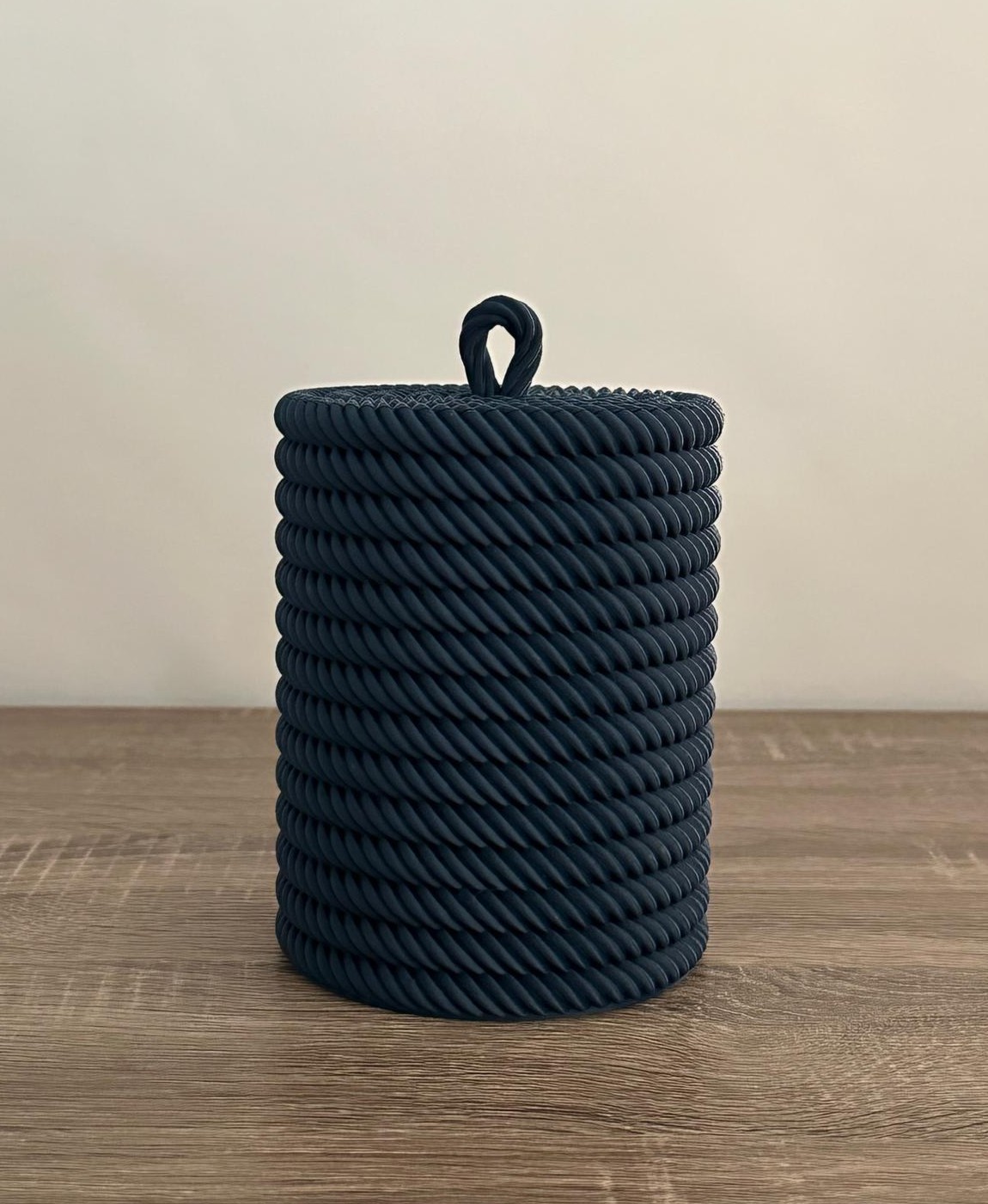 Pavio de vela grosso preto com textura torcida em formato cilíndrico