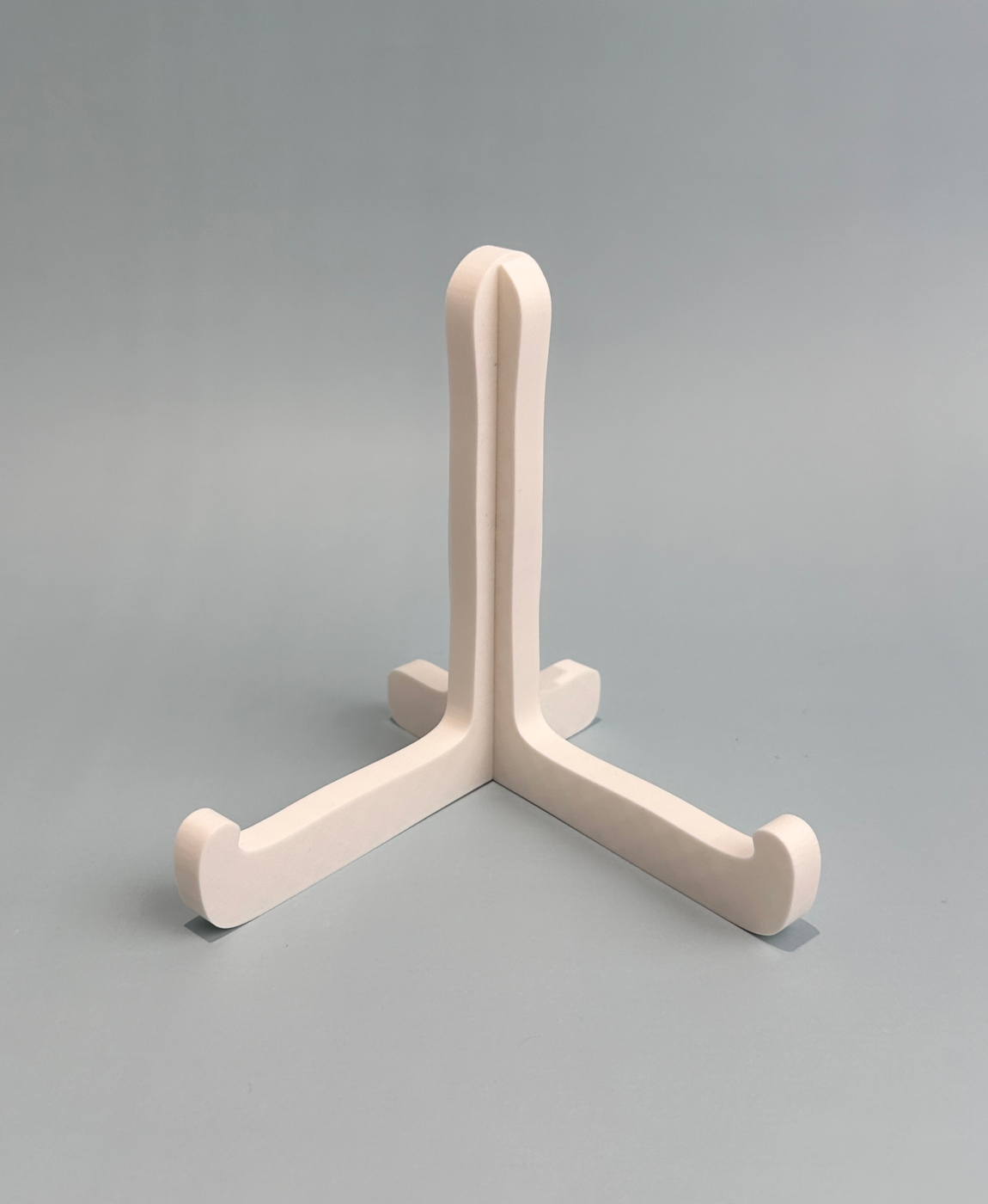 Suporte triplo branco em fundo cinza