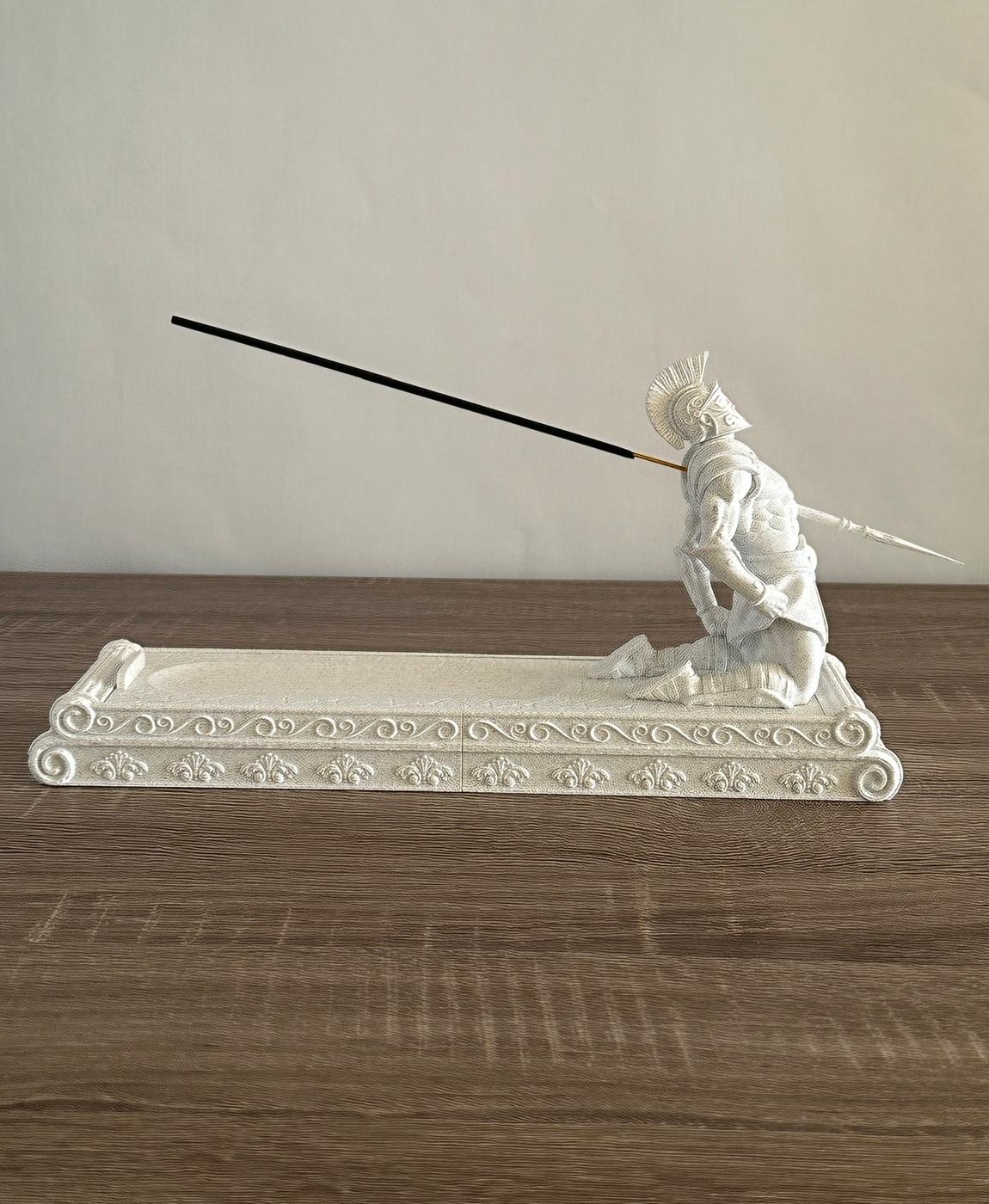 Incensário cerâmico branco com figura de guerreiro ajoelhado segurando lança