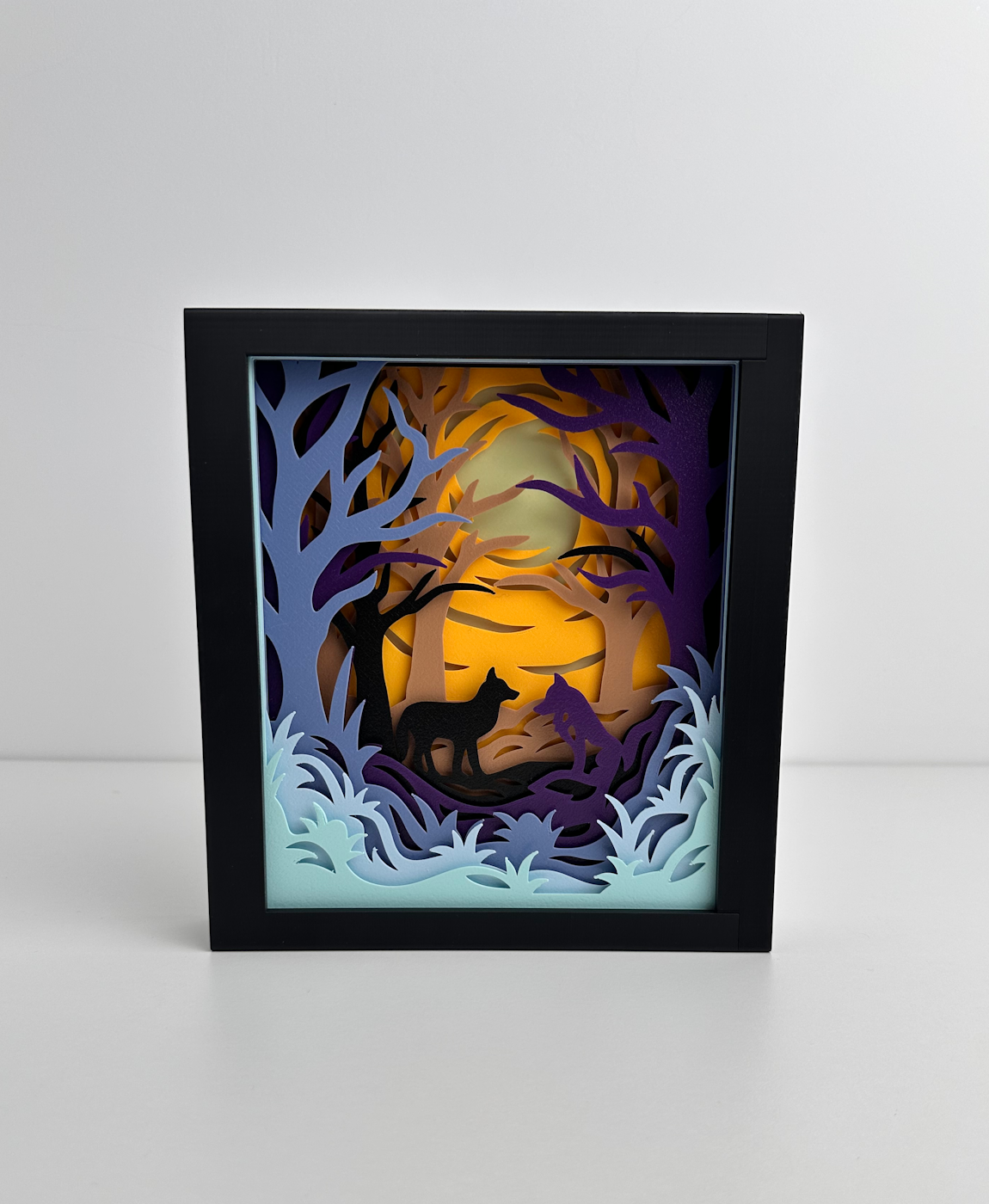 Quadro decorativo em camadas de papel com cena de floresta e animais em silhueta