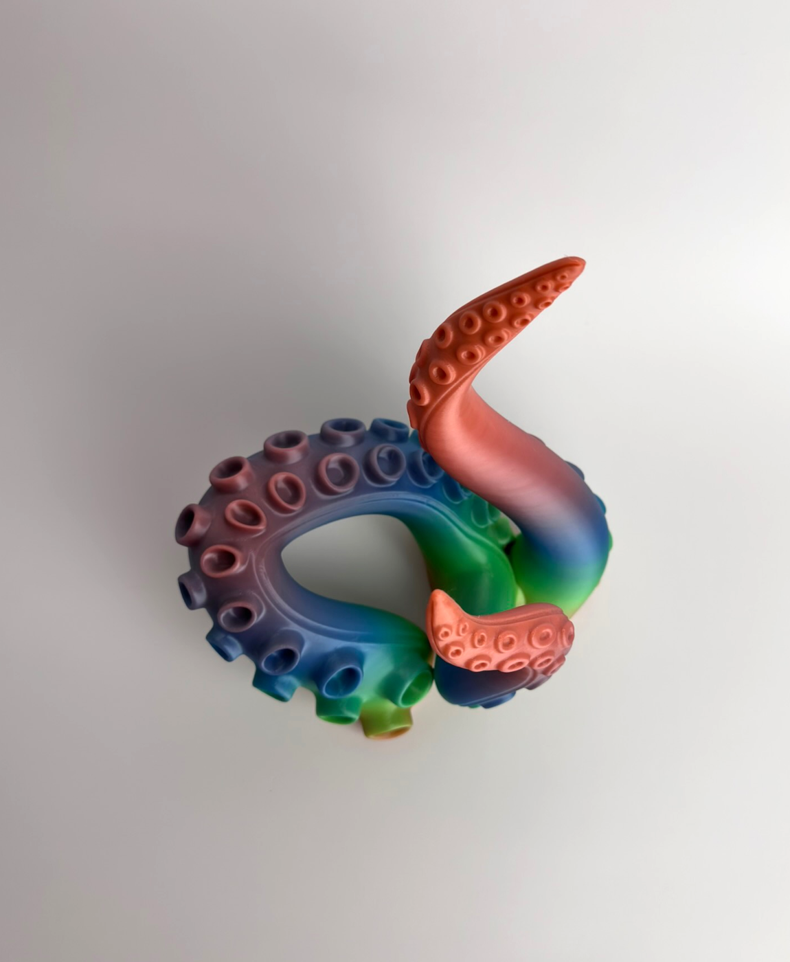 Brinquedo colorido em forma de tentáculo de polvo com ventosas