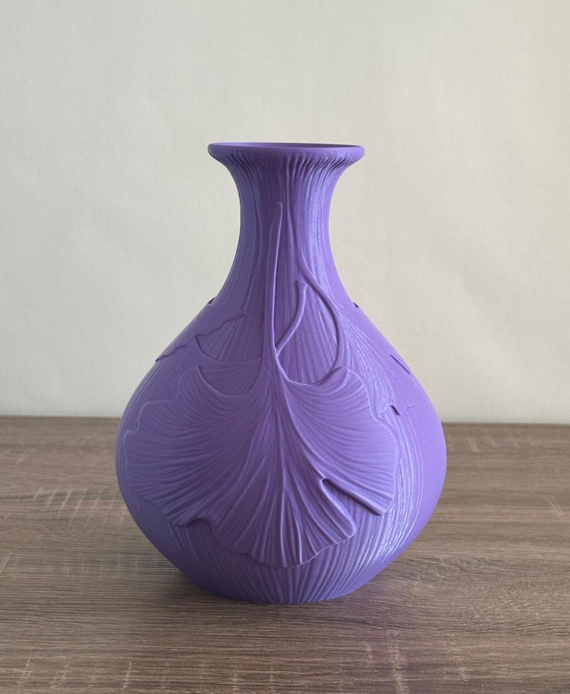 Vaso de cerâmica roxo com textura de folhas em relevo