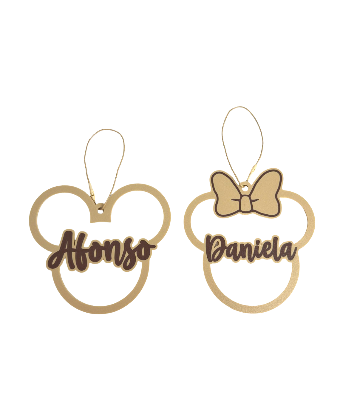 Penduradores decorativos em madeira com forma da cabeça de Mickey e Minnie e nomes personalizados.