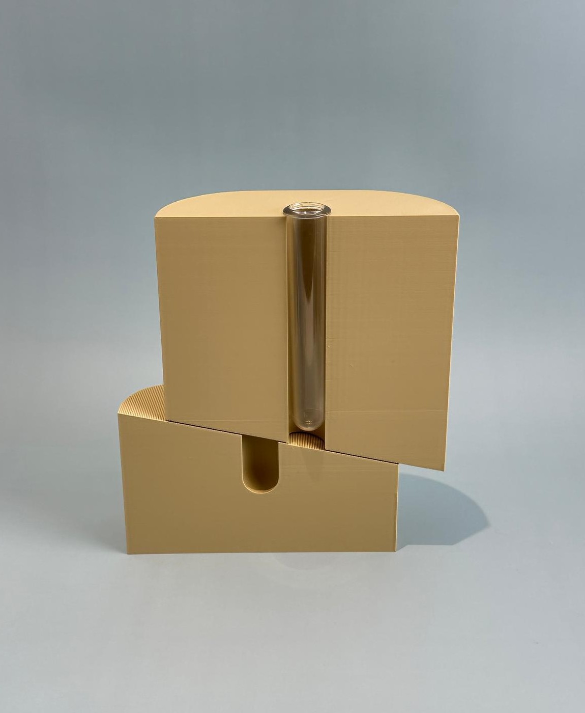 Duas caixas de papelão castanho claro com rolha cilíndrica transparente