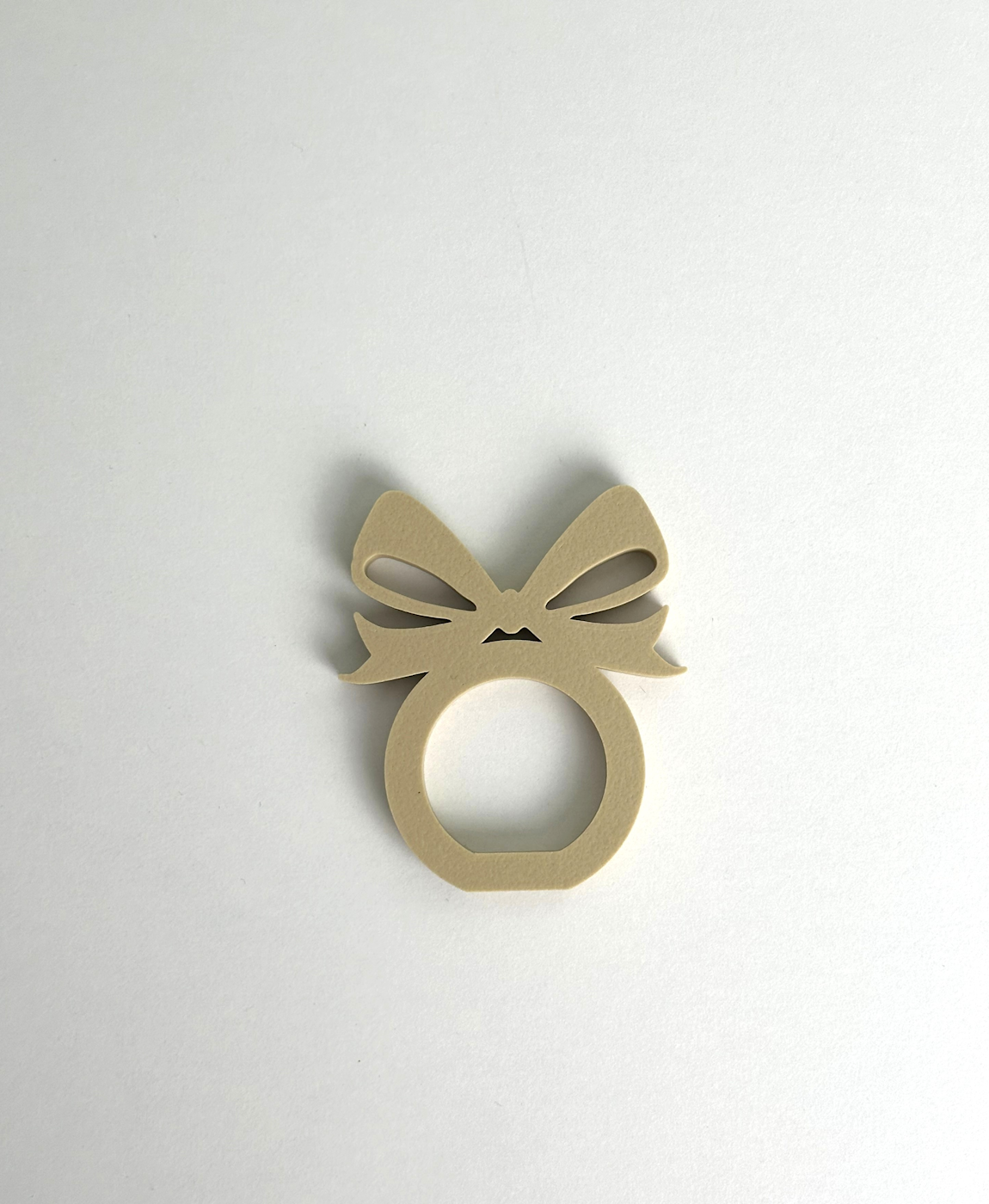 Acessório decorativo forma de argola com laço beige