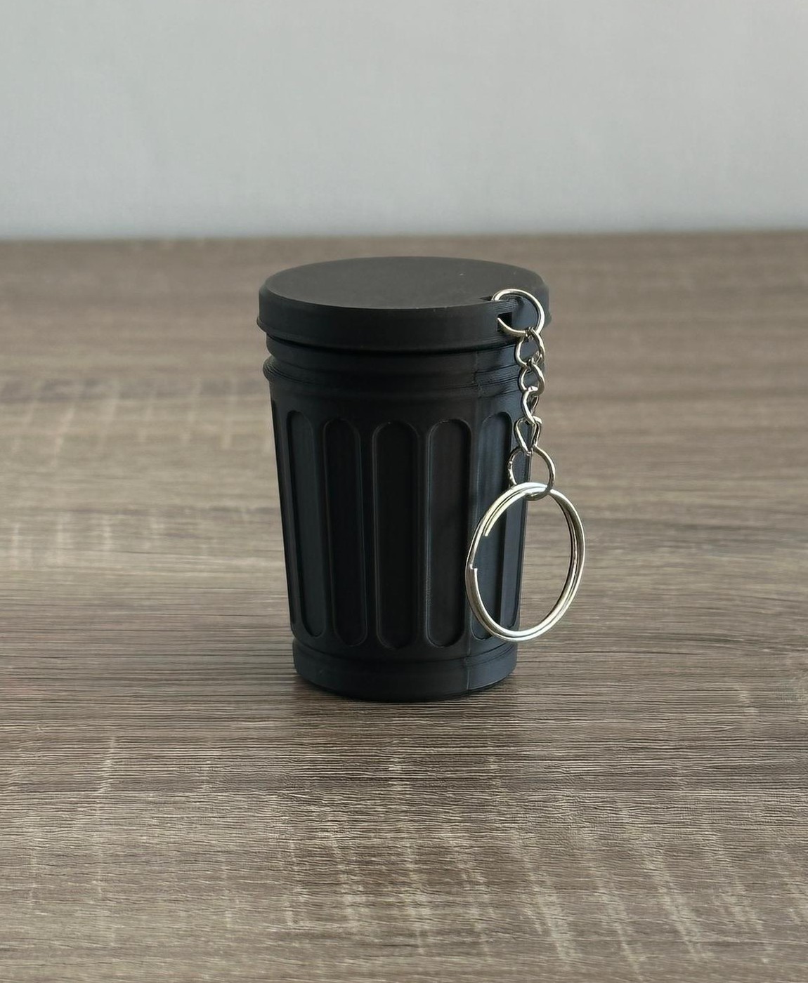 Porta-chaves formato lata de lixo preta com anel metálico