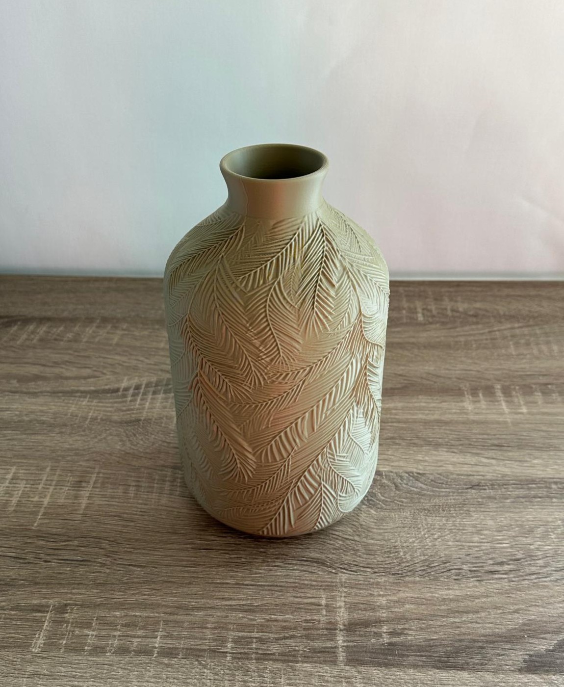 Vaso decorativo de cerâmica bege com padrão de folhas em relevo