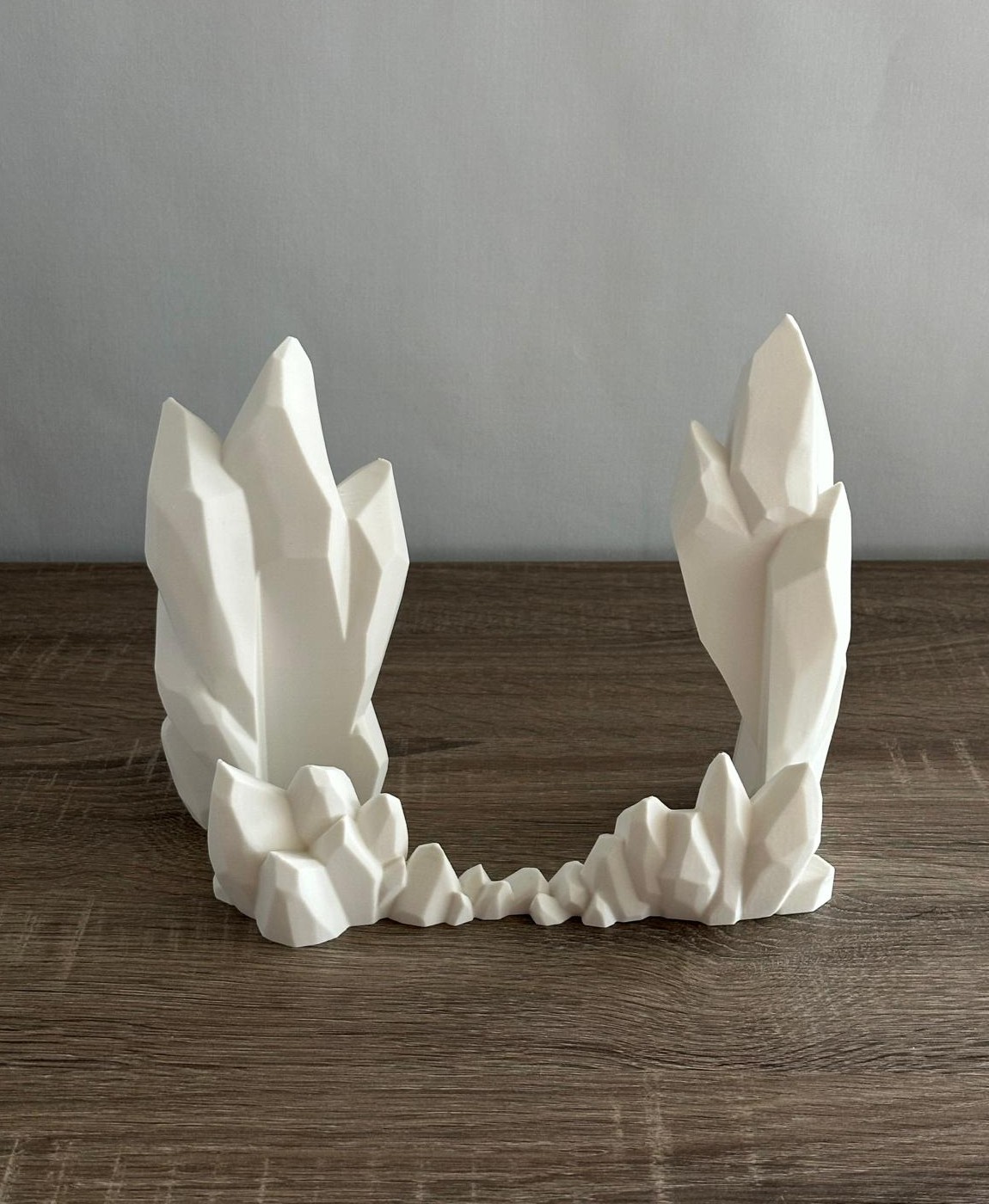 Suporte decorativo cerâmico branco com design geométrico em forma de cristais