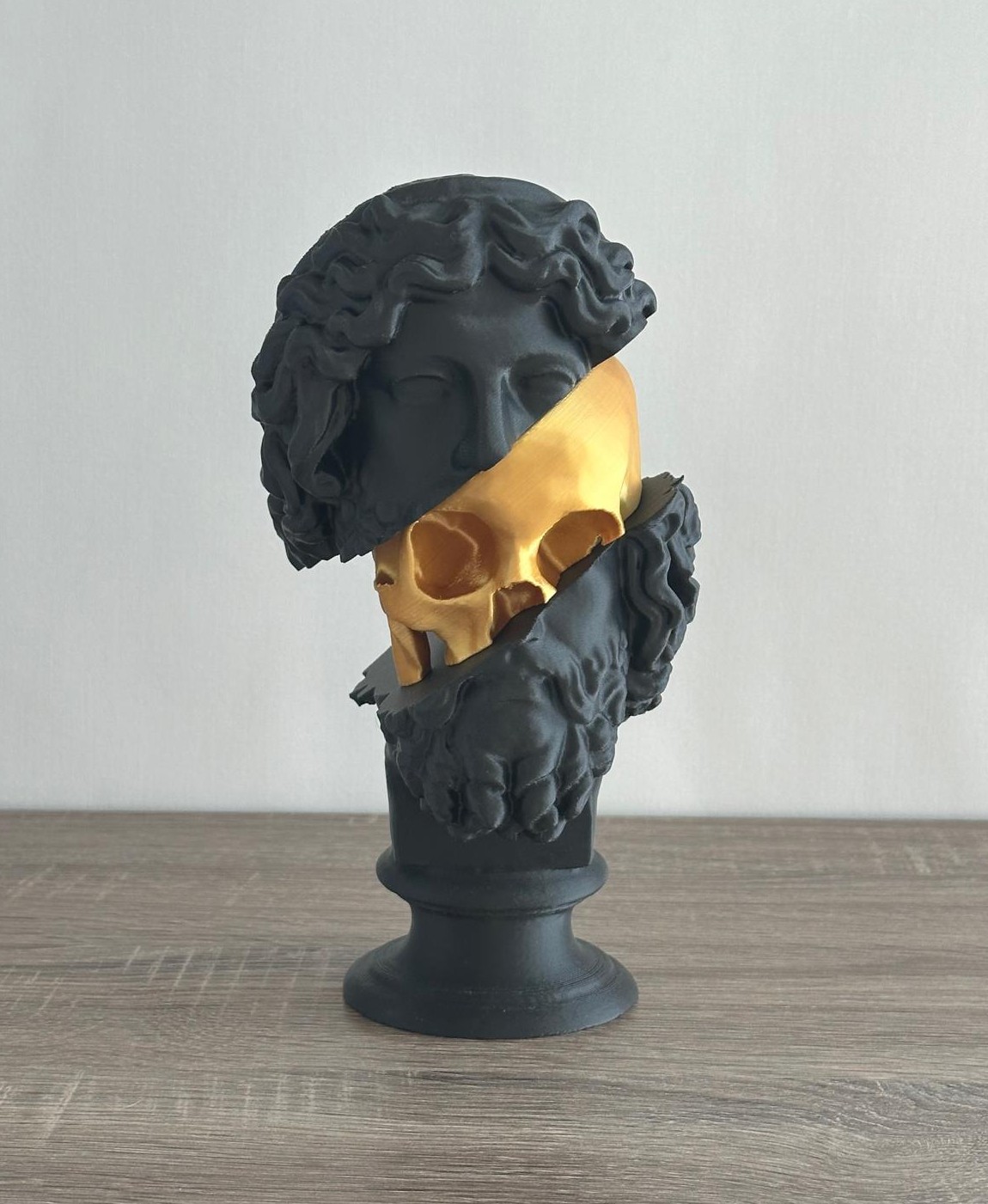 Estátua decorativa busto preto com crânio dourado interno