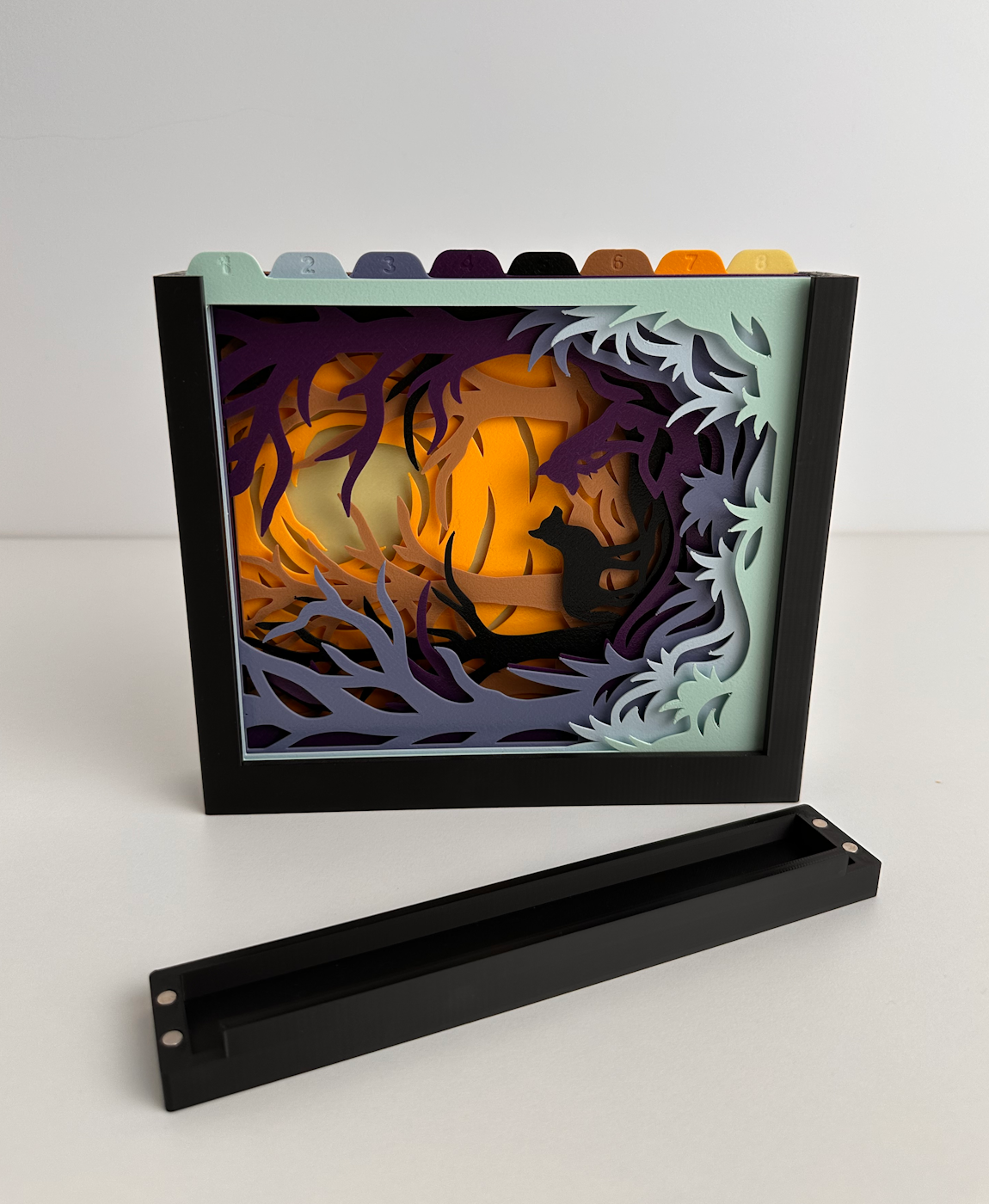 Organizador de mesa com divisórias coloridas e capa decorativa de papel em camadas com gato e dragão