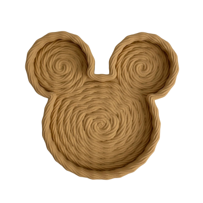 Prato em formato de cabeça de rato em material entrelaçado castanho claro