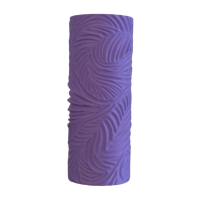 Rolo de espuma lilás com padrão texturizado em relevo