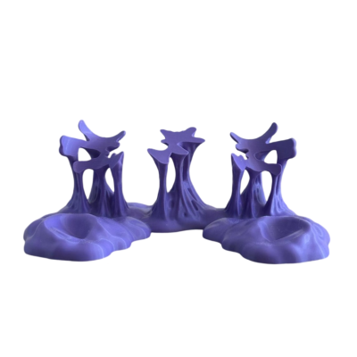Três suportes esculturais roxos com design orgânico abstrato.