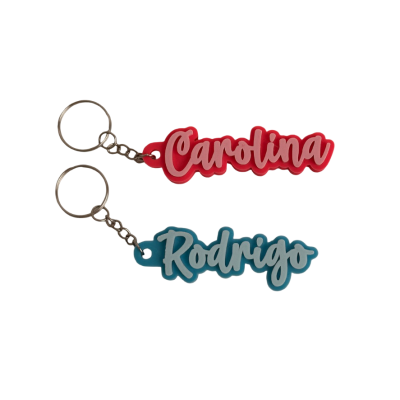 Dois porta-chaves coloridos com nomes Carolina e Rodrigo em silicone.