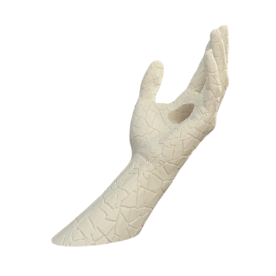 Escultura de mão branca com textura rachada em fundo branco