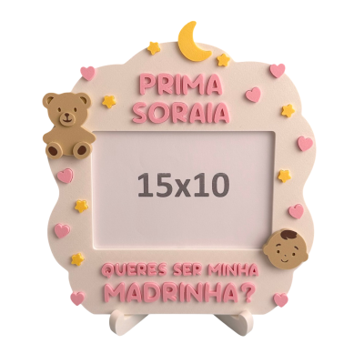 Moldura para foto branca decorada com ursinho, lua e cabeção de bebé, com texto em cor de rosa.