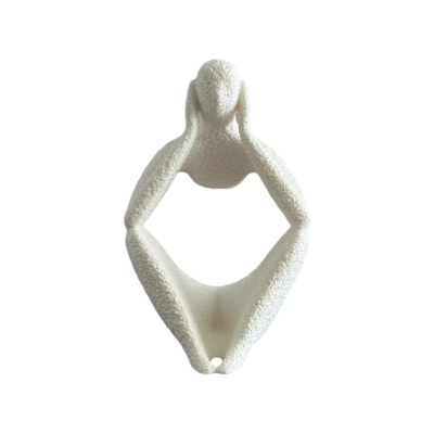 Escultura decorativa branca de figura humana com textura áspera