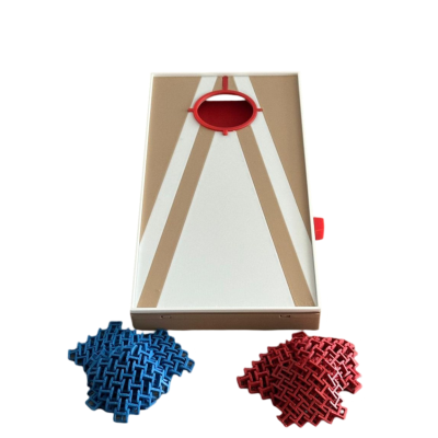 Jogo de mesa de lançamento de sacos de feijão com tabuleiro branco e bege e sacos azuis e vermelhos