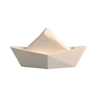 Guardanapo branco dobrado em suporte de guardanapos em forma de barco branco