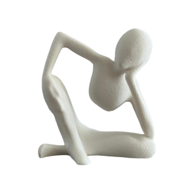 Escultura decorativa abstrata branca com textura rugosa em pose sentada