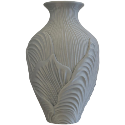 Vaso decorativo branco em cerâmica com textura de linhas e folhas em relevo