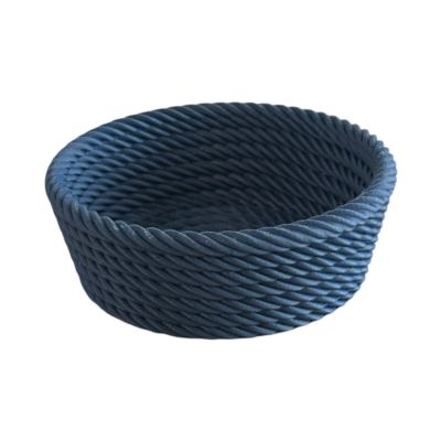 Cesta redonda de tecido trançado azul com textura torcido