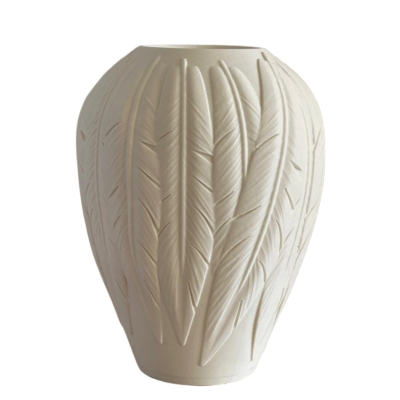 Vaso de cerâmica bege claro com textura em relevo de folhas
