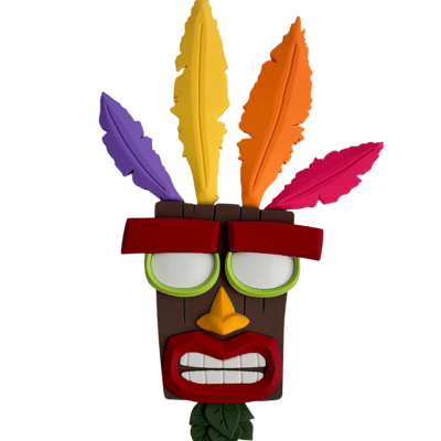 Máscara decorativa de madeira com penas coloridas e detalhes faciais em várias cores