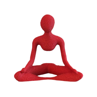Escultura vermelha texturizada de figura humana sentada em posição de ioga