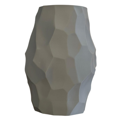 Vaso cinzento com textura geométrica facetada