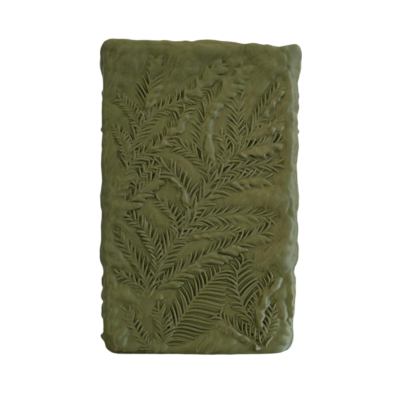 cerâmica verde com relevo de folhas